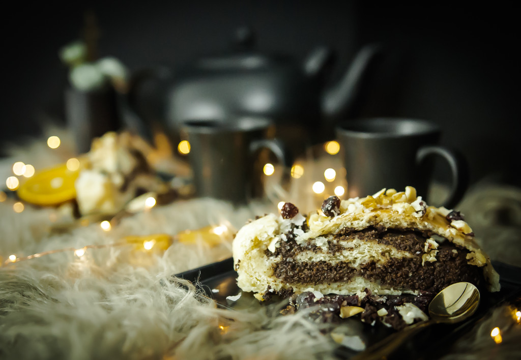 ciasto makowiec w świątecznej stylizacji